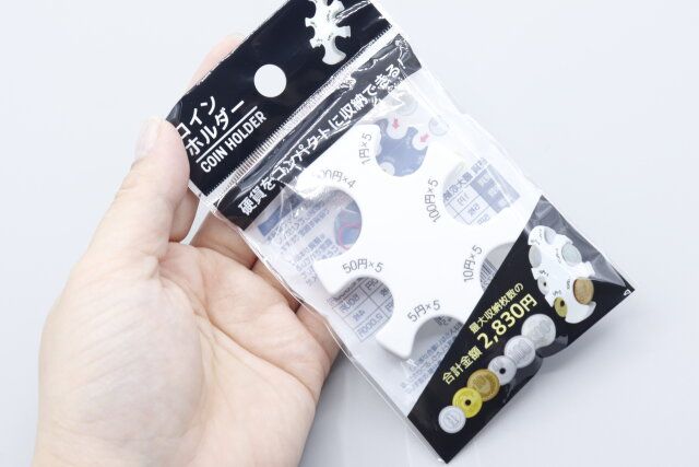 セリアのコインホルダーのパッケージを手に持った様子の写真