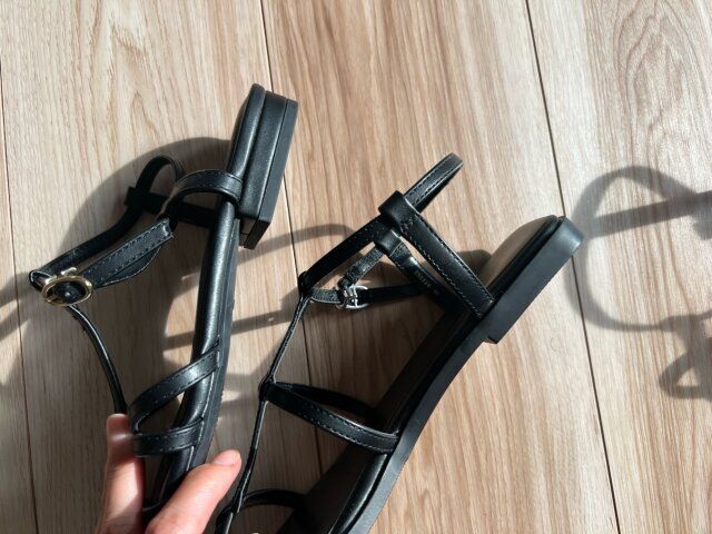 GUナローストラップフラットサンダルと昨年デザインのヒール比較