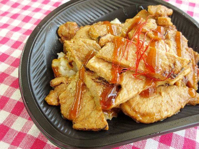 ドンキの厚切りロースのピラミッド丼