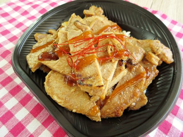 温めた厚切りロースのピラミッド丼