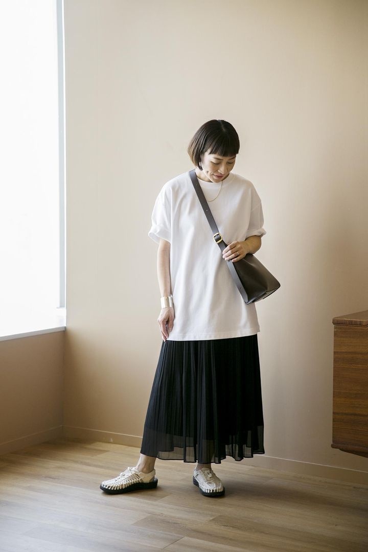 画像: 【ユニクロユー】エアリズムコットンオーバーサイズTシャツ（5分袖）¥1,990、シフォンスカート¥3,990（6月中旬発売）、レザータッチスクエアショルダーバッグ¥2,990（6月下旬発売）、その他／佐藤さん私物 www.uniqlo.com