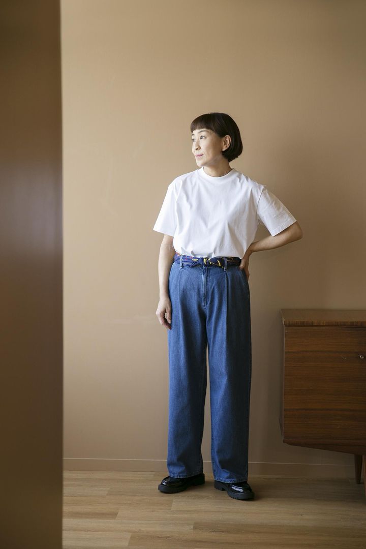 画像: 【ユニクロ】エアリズムコットンT(半袖)¥1,500、ドレープデニムタックパンツ（丈標準72～74cm）¥3,990、【ユニクロ：シー】コンフィールタッチローファー¥3,990（値下げ中）、その他／佐藤さん私物 佐藤さん身長165㎝ www.uniqlo.com