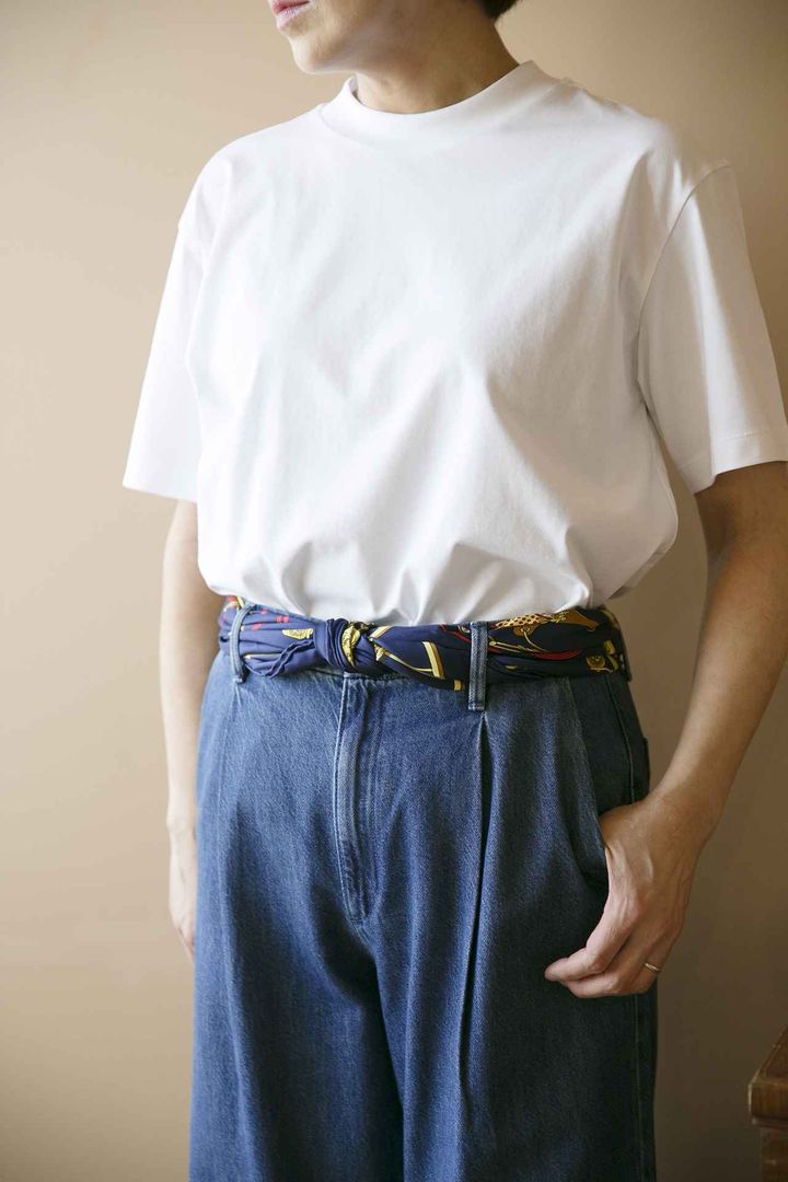 画像: 【ユニクロ】エアリズムコットンT(半袖)¥1,500、ドレープデニムタックパンツ（丈標準72～74cm）¥3,990、その他／佐藤さん私物 www.uniqlo.com