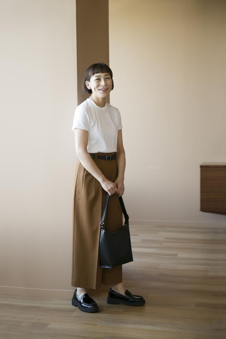 画像: 【ユニクロ】ソフトリブクルーネックT（半袖）¥1,500、クリーンベルト¥2,990、レザータッチスクエアショルダーバッグ¥2,990 ※6月下旬発売予定、【コントワー・デ・コトニエ（ユニクロ）】ワイドウールクロップドパンツ¥12,900 ※一部店舗及びオンラインストアのみで販売、【ユニクロ：シー】コンフィールタッチローファー¥3,990（値下げ中）、その他／佐藤さん私物 www.uniqlo.com