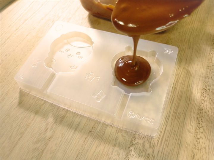 「ちいかわつくっチョ！」の別バージョンのトレイに溶かしたチョコレートを流し込む様子
