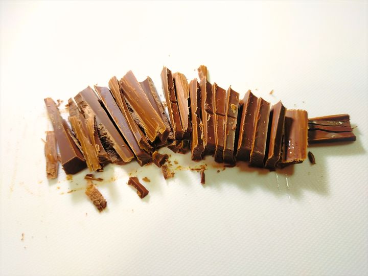 チョコレートを細かく切った様子