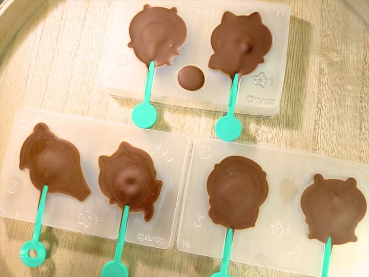 「ちいかわつくっチョ！」のチョコレートを冷蔵庫で冷やして固まった様子
