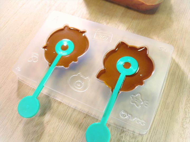「ちいかわつくっチョ！」のトレイにチョコレートを流し込み、スティックを乗せた様子