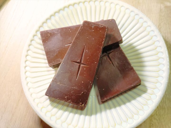 「ちいかわつくっチョ！」のチョコレートを皿に乗せた様子