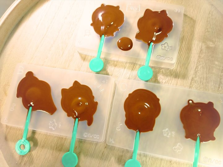 「ちいかわつくっチョ！」のトレイにチョコレートの流し込みが完了した様子