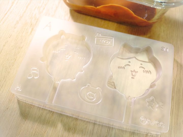 「ちいかわつくっチョ！」のトレイを机に置いた様子