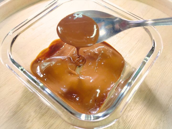 チョコレートを電子レンジで温めて溶かした様子