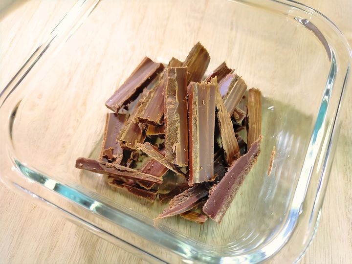 細かく切ったチョコレートを耐熱容器に入れた様子