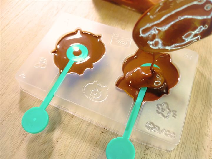 スティックの上からチョコレートを流し込む様子