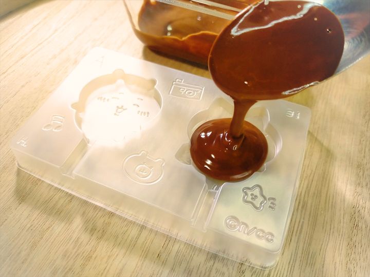 「ちいかわつくっチョ！」のトレイに溶かしたチョコレートを流し込む様子