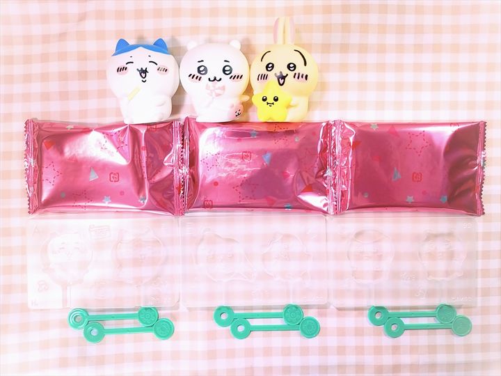 「ちいかわつくっチョ！」の付属品を紹介。ちいかわ、ハチワレ、うさぎのマスコットと付属品のサイズを比較する様子
