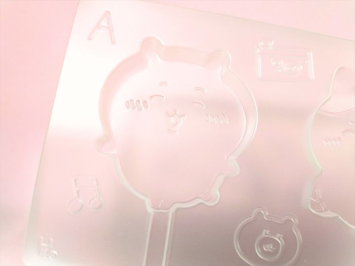 「ちいかわつくっチョ！」のトレイ。ちいかわの絵柄をアップで紹介