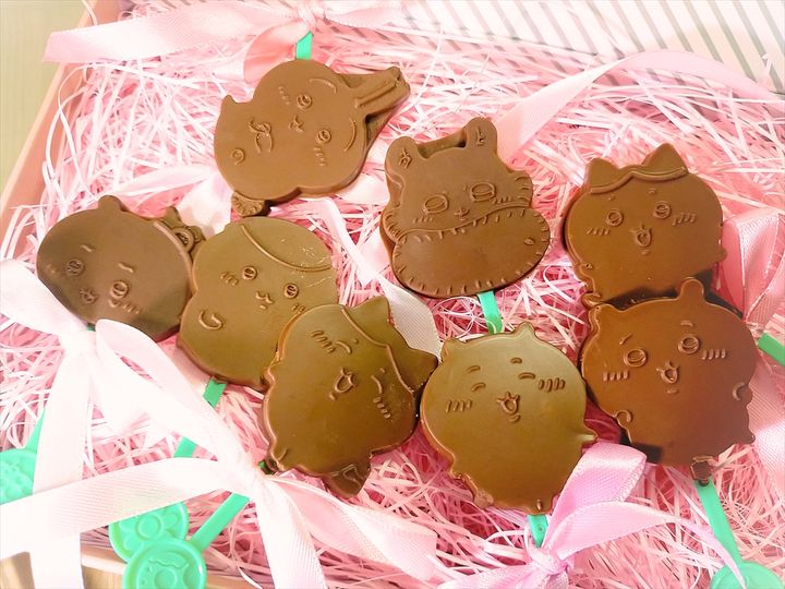 「ちいかわつくっチョ！」の完成後の仕上がり。ちいかわ、ハチワレ、うさぎ、モモンガ、くりまんじゅうなどのキャラクターをラッピングした様子