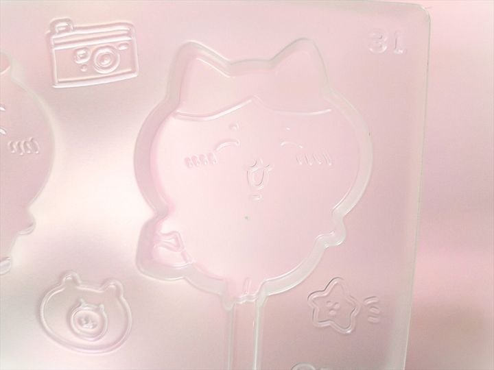 「ちいかわつくっチョ！」のトレイ。ハチワレの絵柄をアップで紹介