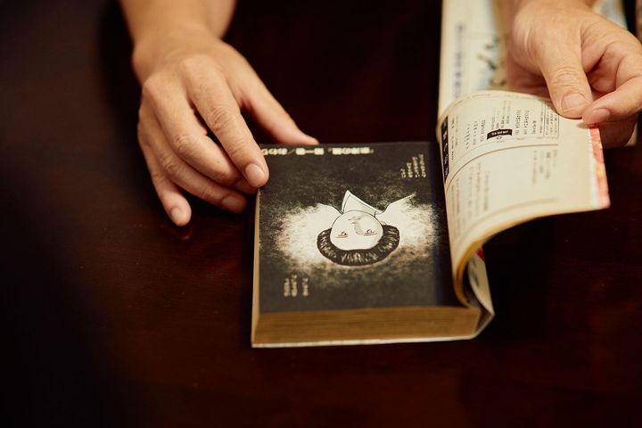 マンガの表紙をめくる手