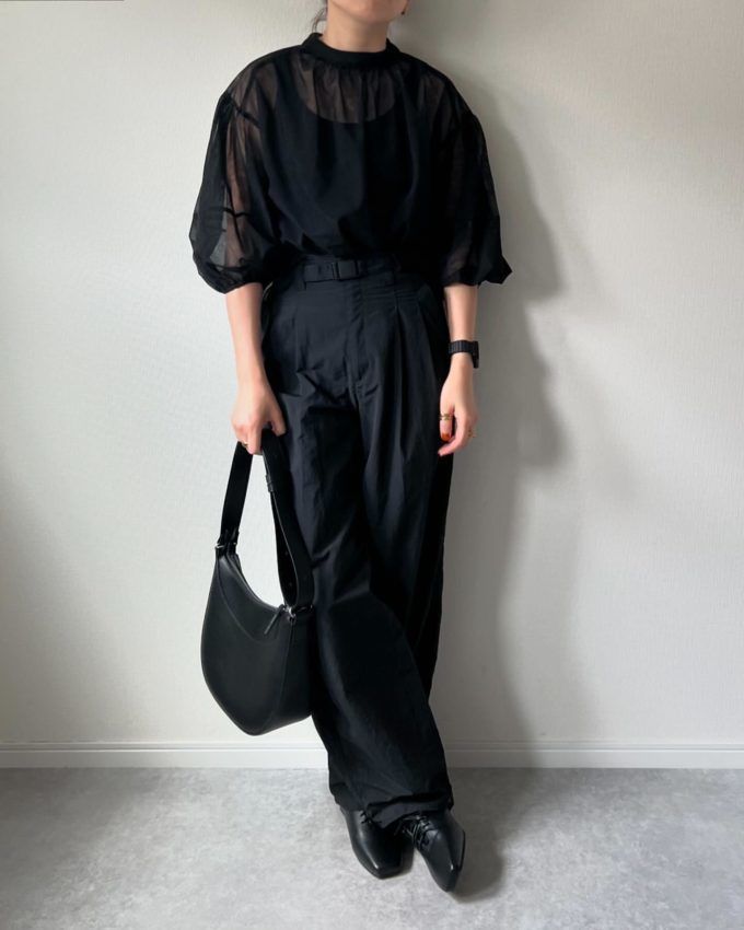バルーンスリーブチュールトップス×GUのブラックの「テックタックコクーンパンツ」