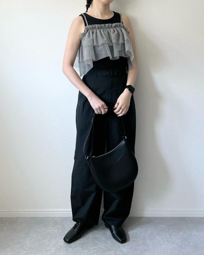フリルビスチェ×GUのブラックの「テックタックコクーンパンツ」