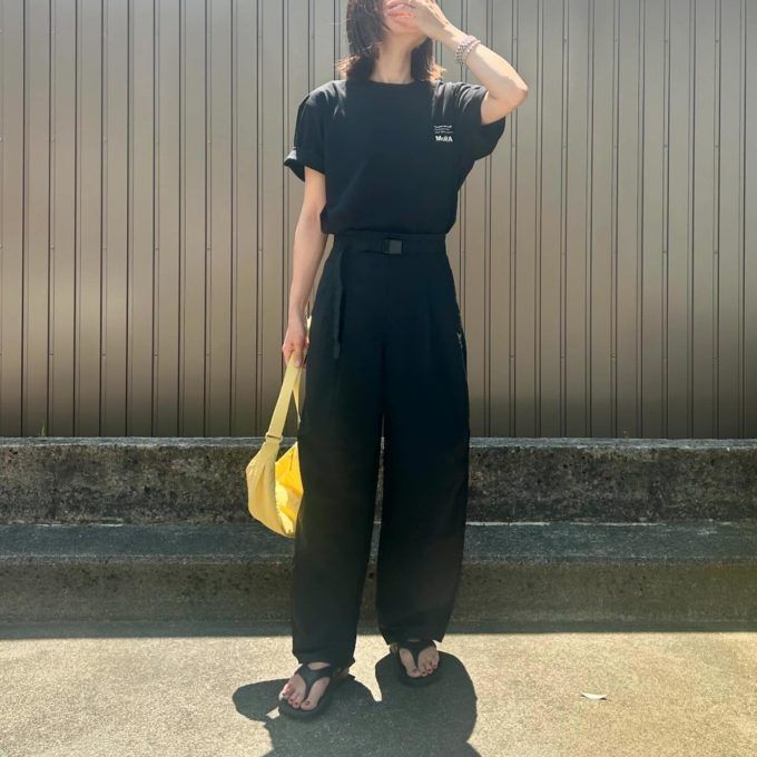 バックプリントTシャツ×GUのブラックの「テックタックコクーンパンツ」