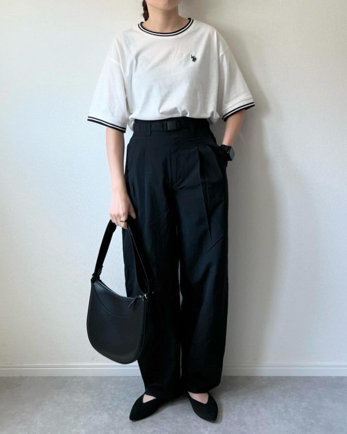 ライン配色Tシャツ×GUのブラックの「テックタックコクーンパンツ」