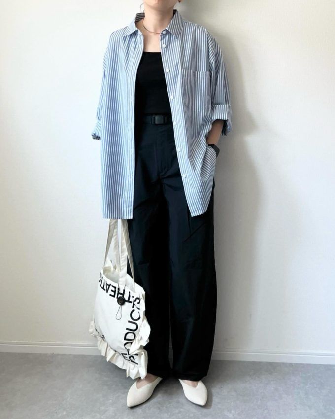 ストライプオーバーサイズシャツ×GUのブラックの「テックタックコクーンパンツ」