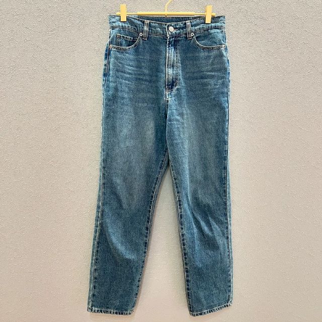 デニムテーパードパンツを着用したコーデ