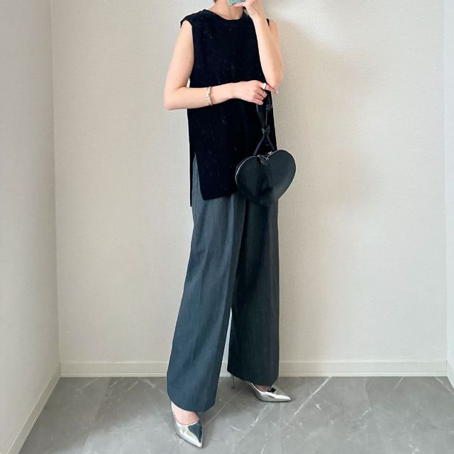 GUのウォッシャブルフレンチスリーブセーターとパンツのコーデ