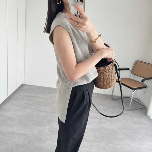 グレーのGUのウォッシャブルフレンチスリーブセーターを裾インして着ている