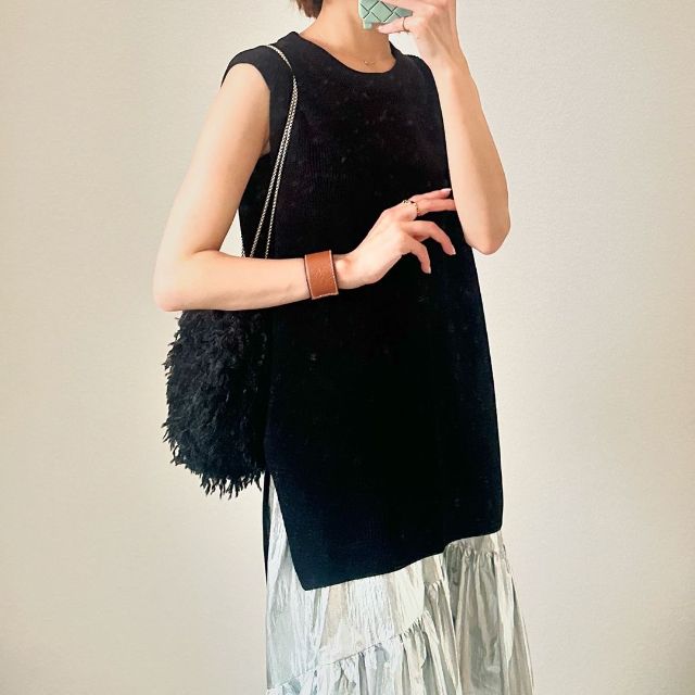 黒のGUのウォッシャブルフレンチスリーブセーターを着用したコーデ