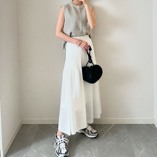 GUのウォッシャブルフレンチスリーブセーターとスカートのコーデ