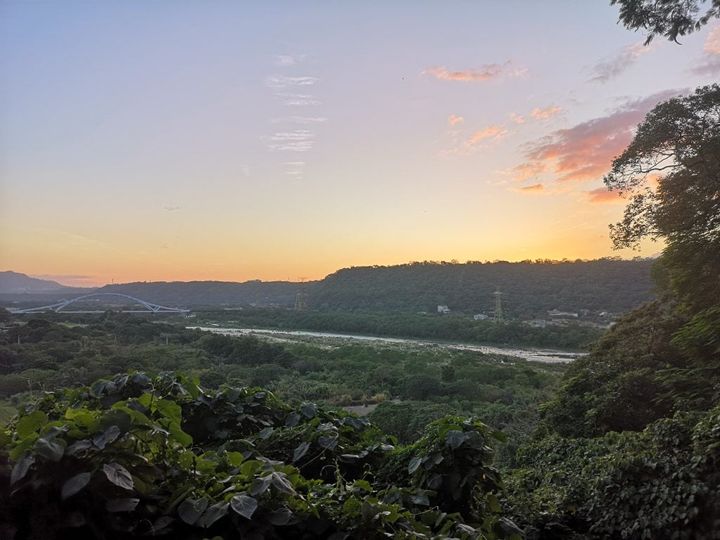 夕焼けに照らされた風光明媚な風景が美しい