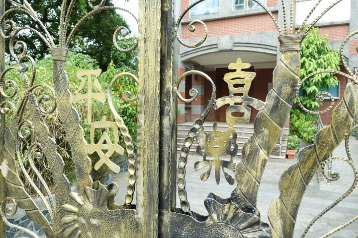 ゴシック様式の尖塔と赤レンガ壁が特徴のキリスト教の教会で、大渓のランドマーク 【台湾基督長老教会（大渓教会）】