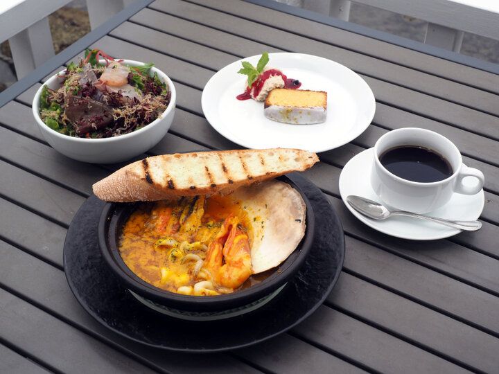 葉山の絶景と名物ブイヤベースのランチを満喫♪ 小さな海岸に佇むオトナの隠れ家「レストラン ラ・マーレ」