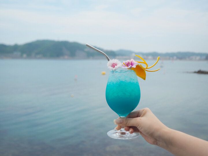 葉山の絶景と名物ブイヤベースのランチを満喫♪ 小さな海岸に佇むオトナの隠れ家「レストラン ラ・マーレ」