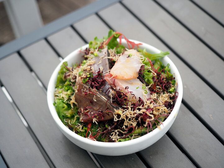 葉山の絶景と名物ブイヤベースのランチを満喫♪ 小さな海岸に佇むオトナの隠れ家「レストラン ラ・マーレ」