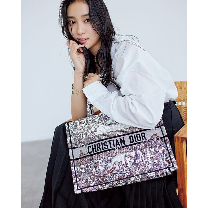 武井咲,DIOR,ディオール,モノトーンコーデ,白シャツコーデ,スカートコーデ,ブックトート