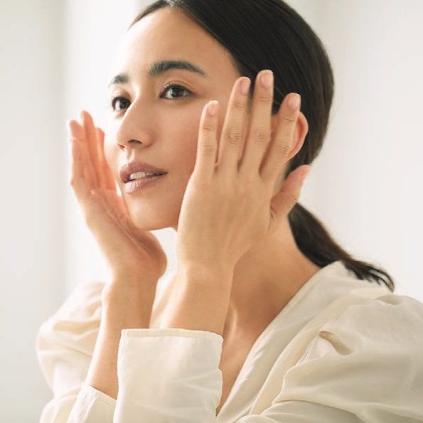 美容液でケアをしている写真