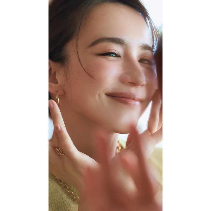 美容液でケアをしている写真