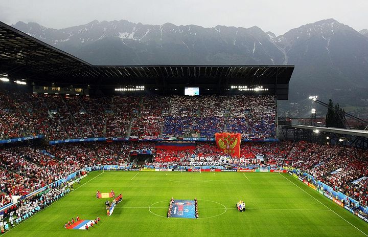 素晴らしすぎる絶景！山と調和する世界の美しいスタジアム3選