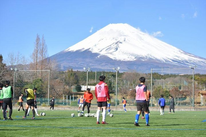素晴らしすぎる絶景！山と調和する世界の美しいスタジアム3選