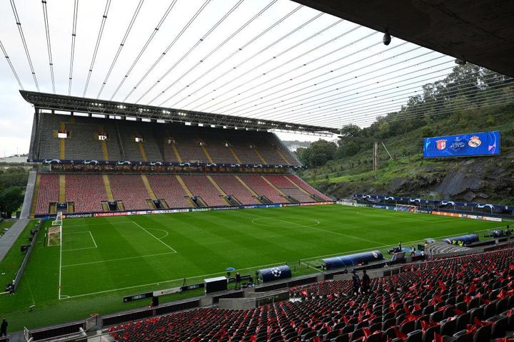 素晴らしすぎる絶景！山と調和する世界の美しいスタジアム3選