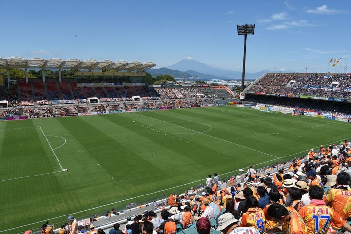 素晴らしすぎる絶景！山と調和する世界の美しいスタジアム3選