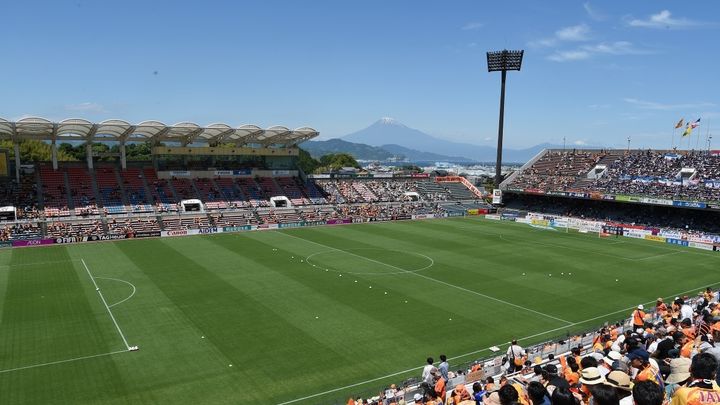 素晴らしすぎる絶景！山と調和する世界の美しいスタジアム3選