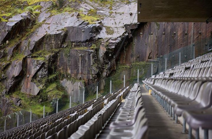 素晴らしすぎる絶景！山と調和する世界の美しいスタジアム3選