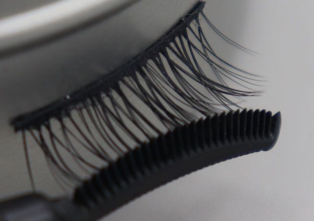 ダイソー まつ毛用ブラシ シンプル コーム 長いタイプ