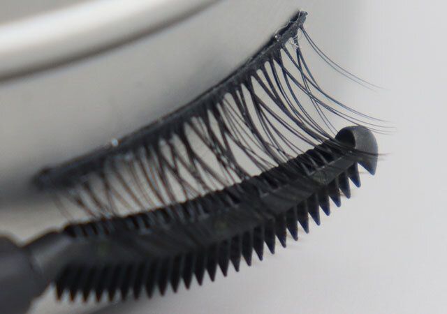 ダイソー まつ毛用ブラシ シンプル コーム 短いタイプ